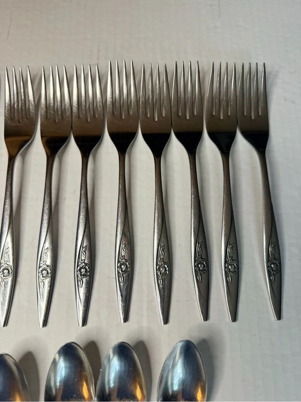 Complete 24-Pc Oneida Lasting Rose Stainless Flatware Set - 3 Pc Service for 8